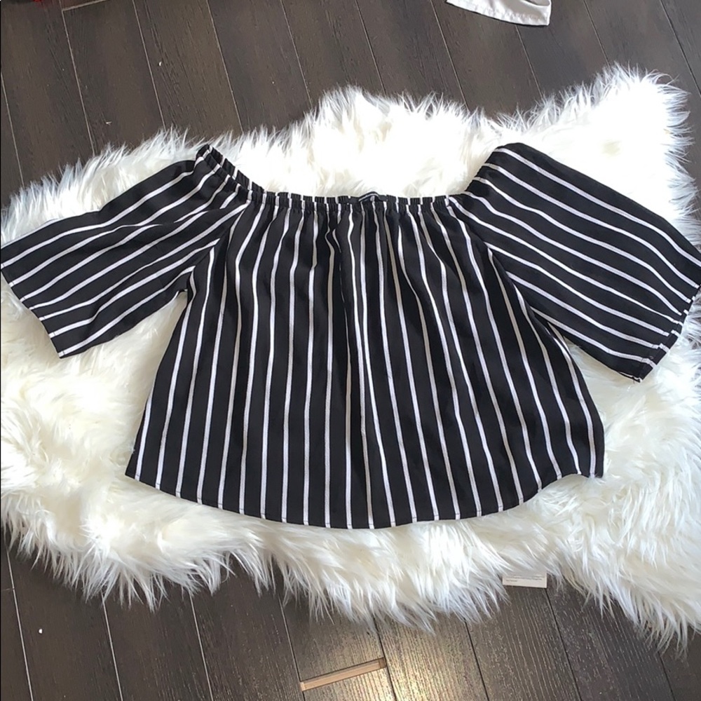 *BRAND NEW* Stripe Off the Shoulder top!